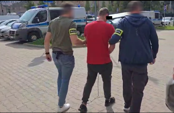 Zatrzymany prowadzony przez łódzkich policjantów.