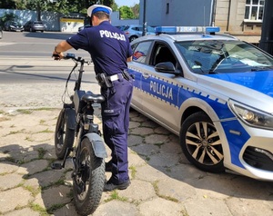 Policjanci podczas kontroli rowerów.