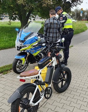 Policjanci podczas kontroli rowerów.