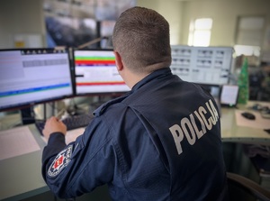 Zdjęcie poglądowe: Dyżurny w Miejskim Stanowisku Kierowania.