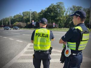 Policjanci Wydziału Ruchu Drogowego Komendy Miejskiej Policji w Łodzi podczas pomiaru prędkości.