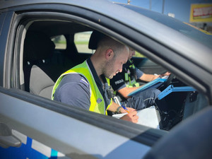 Policjanci uzupełniają dokumentację.