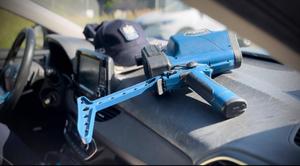 Policyjny ręczny miernik prędkości.