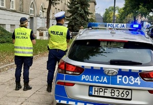 Patrol policji i Straży Miejskiej w Łodzi przed szkołą.
