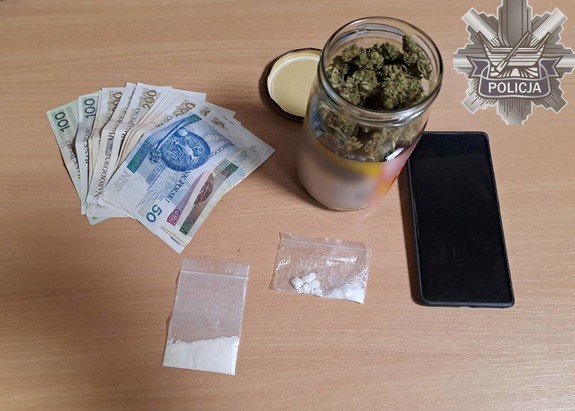 Narkotyki, telefon i pieniądze zabezpieczone przez policjantów.
