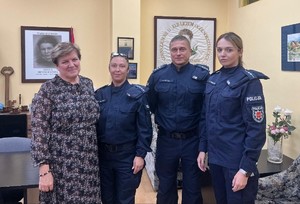 Wspólne zdjęcie dyrektorki XLII LO oraz policjantów biorących udział w zebraniach z rodzicami.