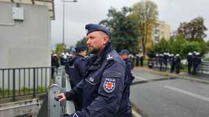 Dowodzący siłami policyjnymi I Zastępca Komendanta Miejskiego w Łodzi młodszy inspektor Kamil Szczęsny.