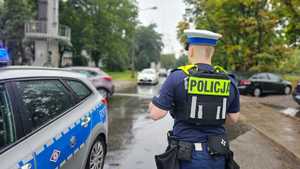 Policjant Wydziału Ruchu Drogowego Komendy Miejskiej Policji w Łodzi w trakcie zabezpieczenia.