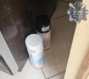 Puszki z farbami w sprayu.