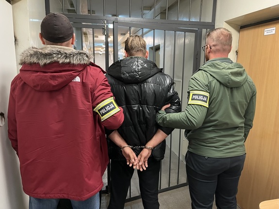 Zatrzymany prowadzony przez łódzkich policjantów.