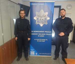 Dzielnicowi stoją przy rollupie III Komisariatu Policji łódzkiej komendy.