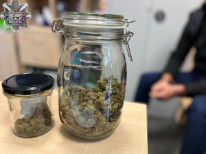Zabezpieczone przez policjantów słoiki z marihuaną.
