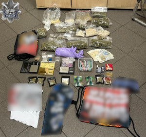 Zabezpieczone przez policjantów narkotyki, elektronika i pieniądze.