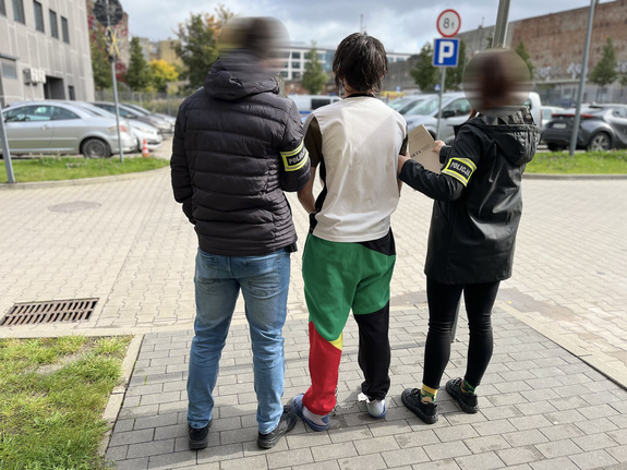 Zatrzymany prowadzony przez łódzkich policjantów.