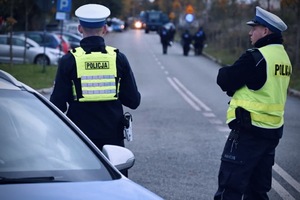 Funkcjonariusze z łódzkiej "drogówki" podczas zabezpieczenia.