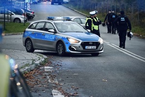 Funkcjonariusze z łódzkiej "drogówki" podczas zabezpieczenia.