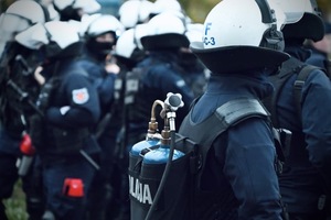 Funkcjonariusze z Oddziału Prewencji Policji w Łodzi podczas zabezpieczenia.