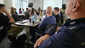 Policjanci w trakcie prelekcji pracownika banku.