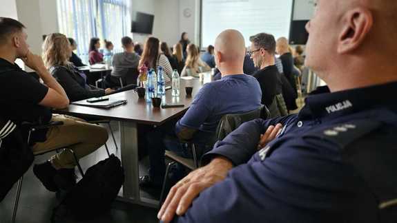 Policjanci w trakcie prelekcji pracownika banku.