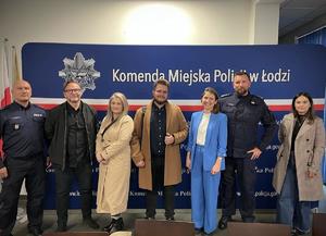 Wspólne zdjęcie I Zastępcy Komendanta Miejskiego Policji w Łodzi młodszego inspektora Kamila Szczęsnego, Naczelnika Wydziału Prewencji łódzkiej komendy komisarza Kamila Olczyka i pracowników Mbanku uczestniczących w spotkaniu.