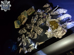 Narkotyki i pieniądze zabezpieczone przez policjantów.