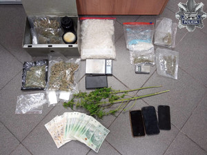 Narkotyki, elektronika i pieniądze zabezpieczone przez policjantów.