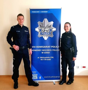 Dzielnicowi stoją przy rollupie VIII Komisariatu Policji w Łodzi.