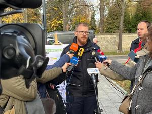 Przedstawiciel Zespołu Prasowo - Informacyjnego Komendy Miejskiej Policji w Łodzi oraz Urzędu Miasta Łodzi w trakcie wspólnej konferencji prasowej z mediami.