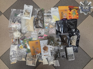 Zabezpieczone przez policjantów narkotyki, pieniądze i waga elektroniczna.