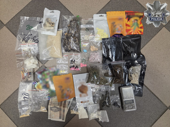 Zabezpieczone przez policjantów narkotyki, pieniądze i waga elektroniczna.