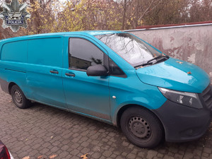 Zabezpieczony przez policjantów skradziony pojazd.