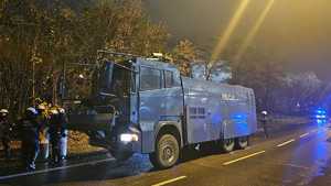 Armatka wodna i policjanci Oddziału Prewencji Policji w Łodzi w trakcie zabezpieczenia.