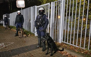 Policyjni przewodnicy psów służbowych w trakcie zabezpieczenia.