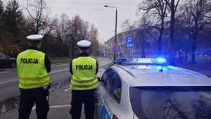 Policjanci Wydziału Ruchu Drogowego Komendy Miejskiej Policji w Łodzi w trakcie zabezpieczenia.