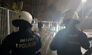 Policjanci z Oddziału Prewencji Policji w Łodzi w trakcie zabezpieczenia.