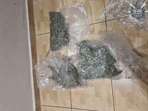 Torby z suszem zabezpieczone przez policjantów.