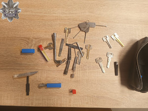 Zabezpieczone przez policjantów narzędzia ślusarskie i wytrychy.