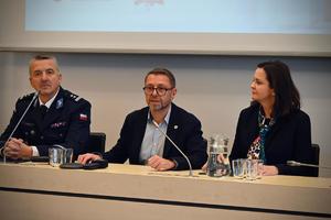 Przedstawiciele Uniwersytetu Łódzkiego i Komendy Miejskiej Policji w trakcie inauguracji projektu Team Up.