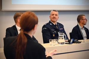 Przedstawiciele Uniwersytetu Łódzkiego i Komendy Miejskiej Policji w trakcie inauguracji projektu Team Up.