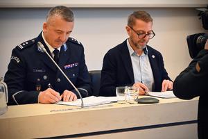 Przedstawiciele Uniwersytetu Łódzkiego i Komendy Miejskiej Policji w trakcie inauguracji projektu Team Up.