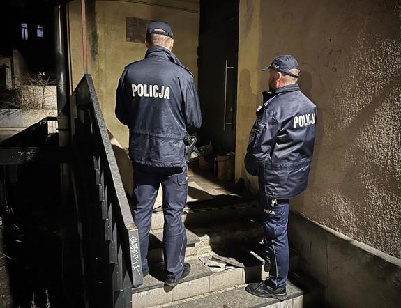 Policjanci kontrolują pustostany oraz miejsca przebywania bezdomnych.