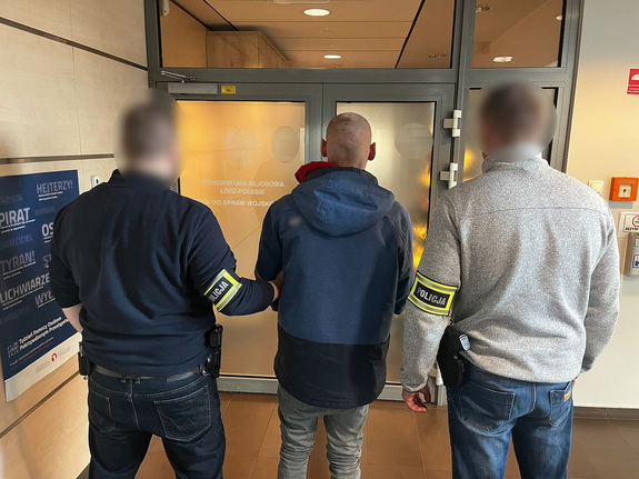 Zatrzymany prowadzony przez łódzkich policjantów.