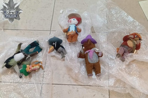 Zabezpieczone przez policjantów figurki.