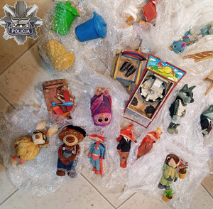 Zabezpieczone przez policjantów figurki i elementy scenografii.