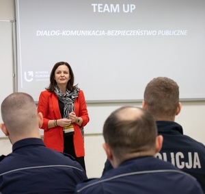 Pani Doktor z Uniwersytetu Łódzkiego podczas prelekcji z policjantami.
