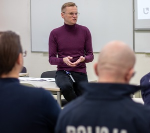 Pan Doktor z Uniwersytetu Łódzkiego podczas prelekcji z policjantami.