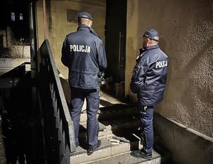 Policjanci w trakcie kontroli miejsc gdzie mogą przebywać osoby narażone na wychłodzenia.