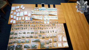 Zabezpieczone przez policjantów narkotyki, elektronika i pieniądze.