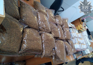 Zabezpieczone przez policjantów tytoń i papierosy bez polskich znaków akcyzy.