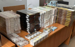 Papierosy zabezpieczone przez policjantów.